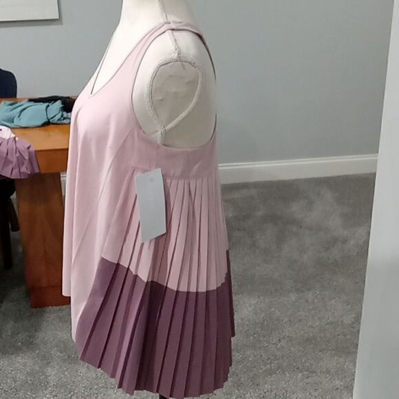 Athleta swing forward pleated tank plum & mauve color block. Size medium… - Picture 5 of 8